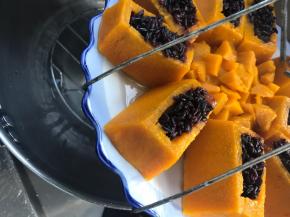 把蒸好的南瓜紫米，用万能夹夹出锅