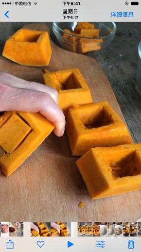 南瓜去皮去瓤，洗净，在瓜瓤面挖出窝窝