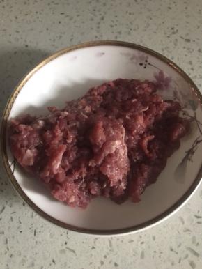 将肉末剁好备用