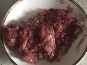 将肉末剁好备用