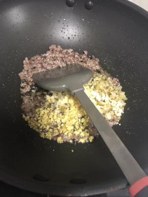 再一次性加入姜蒜末和榨菜末