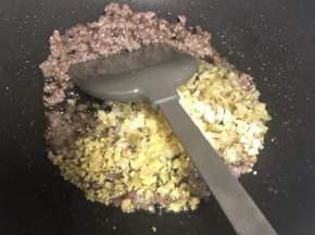 再一次性加入姜蒜末和榨菜末