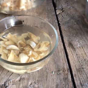 百合提前泡发，洗净沥水备用