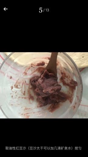 豆沙加几滴矿泉水，搅匀，变得稀一点