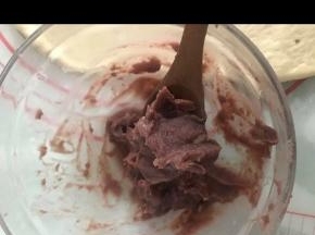 豆沙加几滴矿泉水，搅匀，变得稀一点