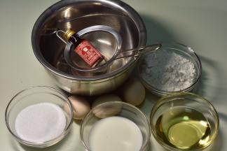 准备好6寸戚风的材料，蛋黄和蛋清分离