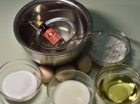 准备好6寸戚风的材料，蛋黄和蛋清分离