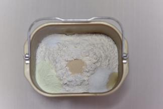 除黄油和豆沙外所有材料放进面包机