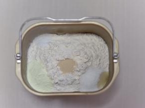 除黄油和豆沙外所有材料放进面包机
