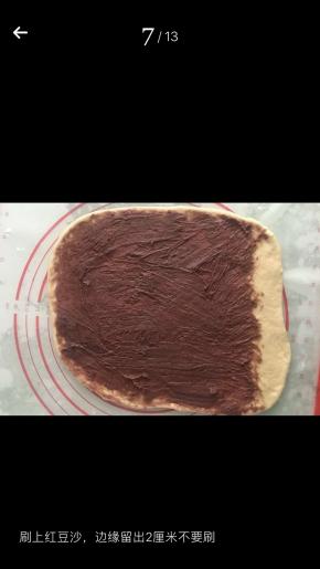 刷上豆沙（流出两厘米不刷）