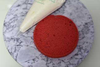 淡奶油加糖打至7分发（就是有纹路可不会流动，但非常软的状态）装入裱花袋