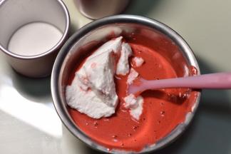 蛋白糊分三次加入蛋黄糊里，翻拌均匀