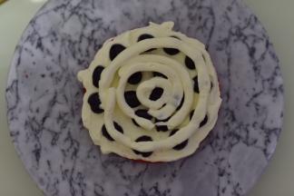 一层蛋糕片一层淡奶油，用抹刀轻轻抹平后放第二层，直到全部放完（如果喜欢吃水果，可以放点水果粒当夹心材料）