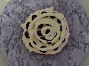 一层蛋糕片一层淡奶油，用抹刀轻轻抹平后放第二层，直到全部放完（如果喜欢吃水果，可以放点水果粒当夹心材料）
