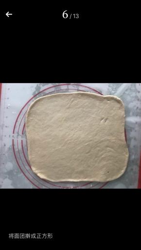 松弛好的面团擀成方形面片