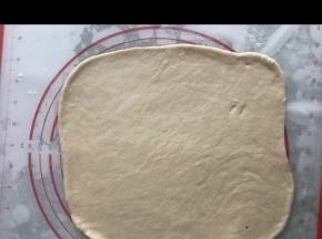 松弛好的面团擀成方形面片