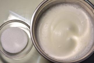 蛋白用电动打蛋器高速打发，30克糖分三次加入蛋白里