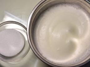 蛋白用电动打蛋器高速打发，30克糖分三次加入蛋白里