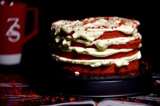 取出刚才冷冻的蛋糕碎片，用手搓成粉末，洒在蛋糕上