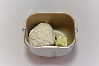 揉成团后加黄油再揉，直到扩展阶段