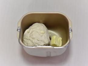 揉成团后加黄油再揉，直到扩展阶段