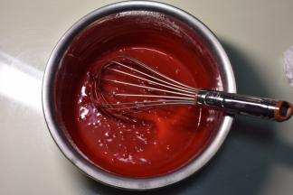 加入可可粉和红丝绒原液，搅拌均匀后备用