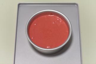 放入6寸戚风模，烤箱预热140度，烘焙40分钟