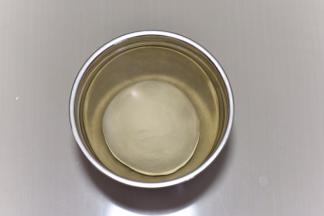 面团收圆后放进盆中盖上保鲜膜，室温发酵到两倍大，取出排气 松弛15分钟