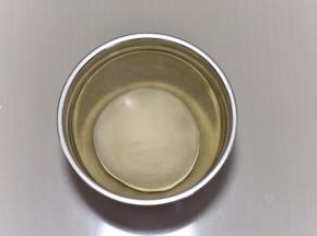 面团收圆后放进盆中盖上保鲜膜，室温发酵到两倍大，取出排气 松弛15分钟