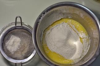 蛋黄里加10克糖搅匀，牛奶和玉米油一起加入，搅拌到乳化，再筛入低筋粉，搅拌均匀