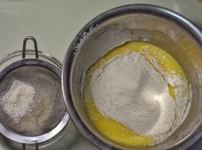 蛋黄里加10克糖搅匀，牛奶和玉米油一起加入，搅拌到乳化，再筛入低筋粉，搅拌均匀