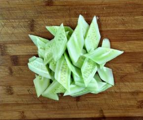 黄瓜洗净后去皮切片