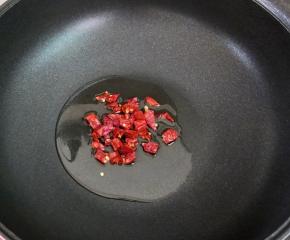 热锅凉油，下干辣椒小火煸香。