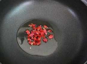 热锅凉油，下干辣椒小火煸香。