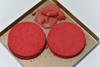 取出倒扣放凉，脱模后均匀分成四片（剩下的蛋糕碎片包起来放进冰箱冷冻备用）