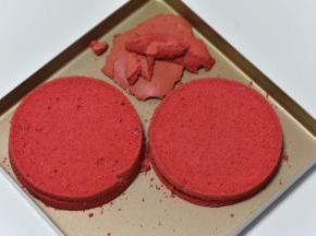 取出倒扣放凉，脱模后均匀分成四片（剩下的蛋糕碎片包起来放进冰箱冷冻备用）
