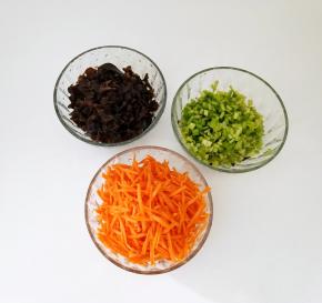 木耳泡发洗净，和胡萝卜，芹菜一起切成小丁。