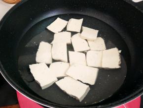 把豆腐切成片，冷水下锅，小火慢煮几分钟，去除它的豆腥味，捞出来放凉。