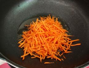 热锅倒油，下胡萝卜炒出胡萝卜素。