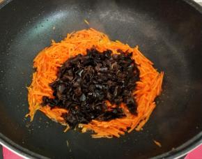 下黑木耳炒匀