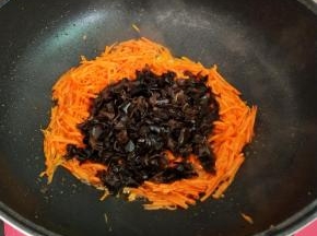 下黑木耳炒匀