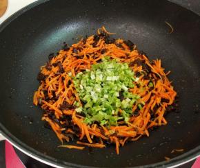 关火，加入芹菜和少许的盐