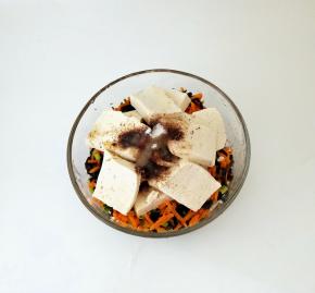 加入豆腐，盐，五香粉，香油。