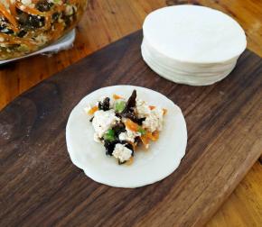 把馅料放在饺子皮上