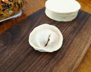 两头交接形成元宝状，依次全部做好