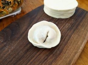 两头交接形成元宝状，依次全部做好