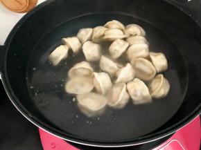 放入已开的水中煮至浮起。期间点两次凉水
