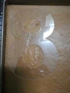 模具放在蛋糕上，切除要的数字，切两片