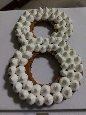 在蛋糕上挤一些圆形