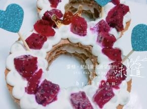 挤上奶油，放上水果，插上插件，家里只有火龙果了，可以根据自己喜好放水果